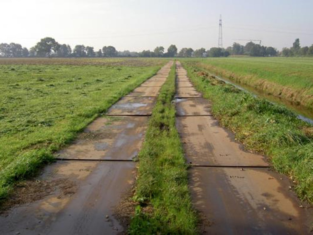 Fahrbahnbleche auf grüner Wiese